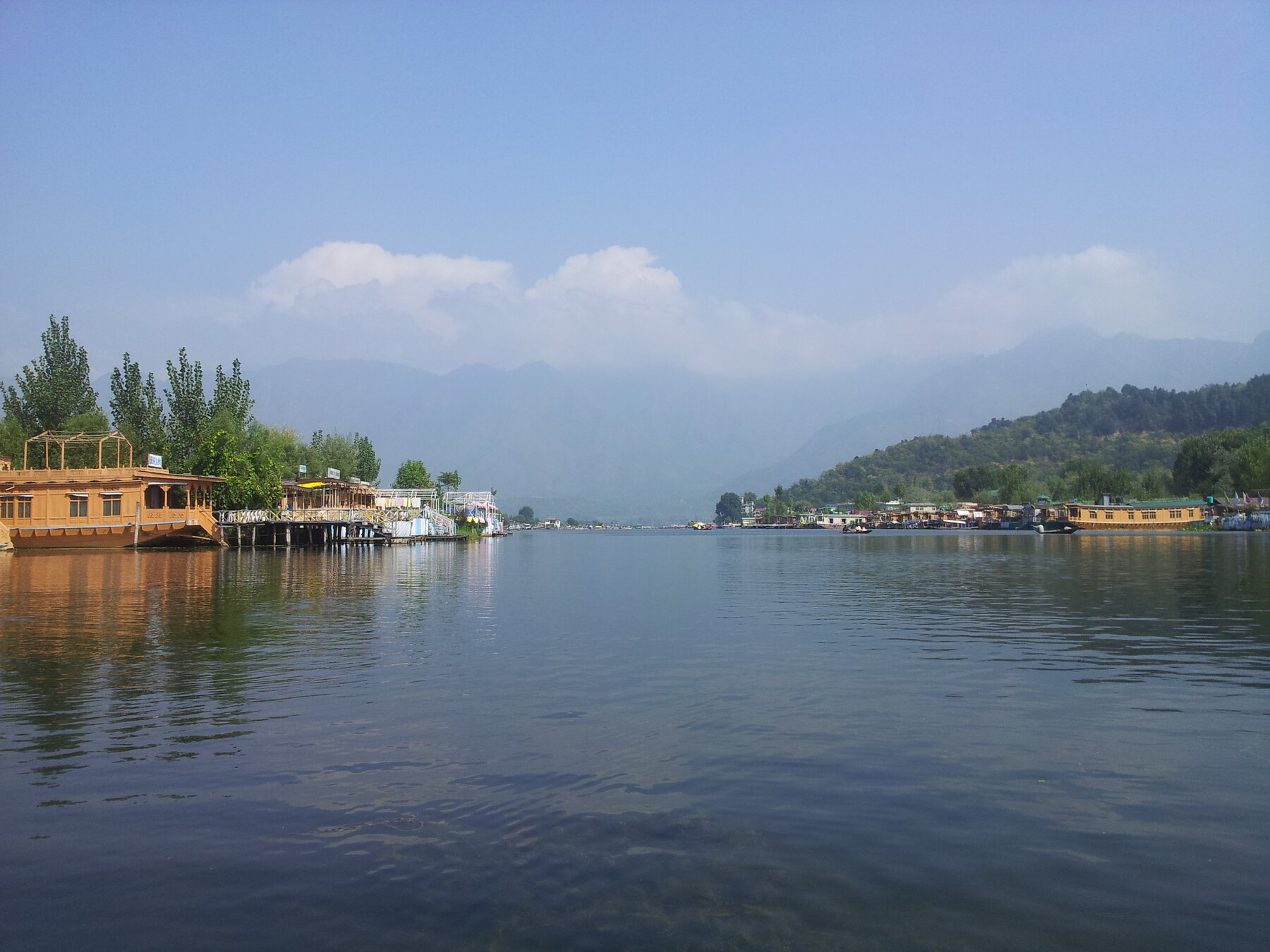 Traditional Kashmir houseboats and Shikaras on Dal Lake in Srinagar